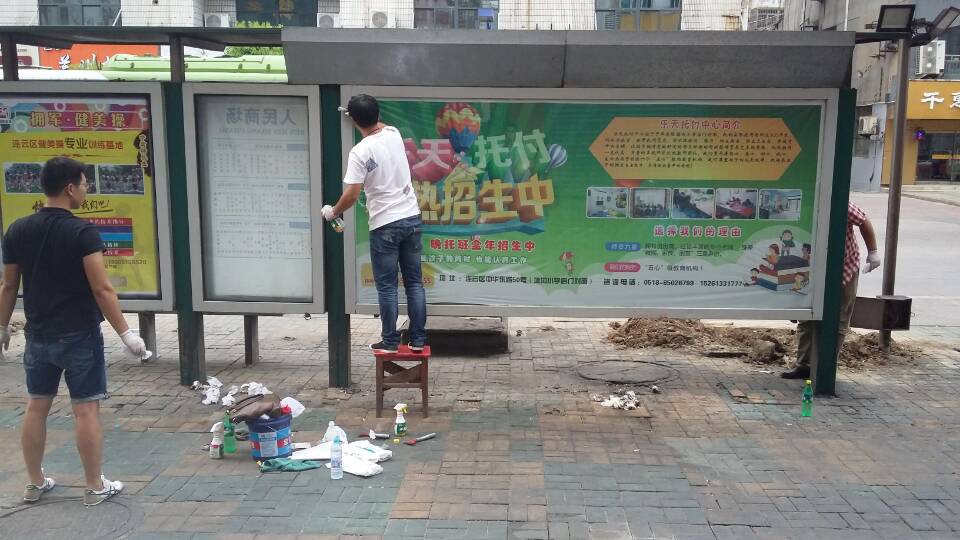 公交東部公司繼續(xù)開展站亭站牌清洗活動(dòng)